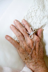 String tied on finger of elderly woman