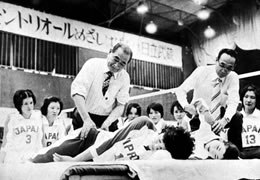 Tokujiro Namikoshi con un equipo olímpico japonés