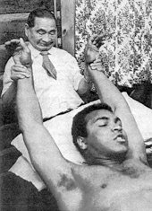 Muhammad Ali recibiendo un Masaje Shiatsu